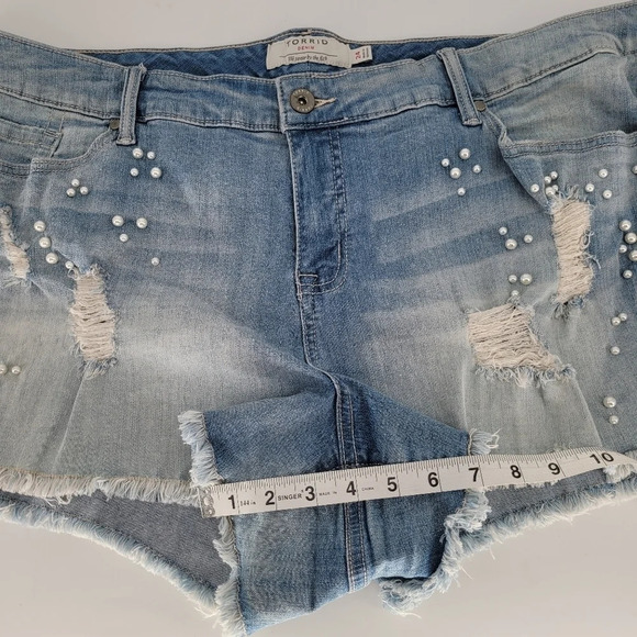 Torrid stretch light wash with pearls shorts raw edge size 24 - Picture 10 of 10